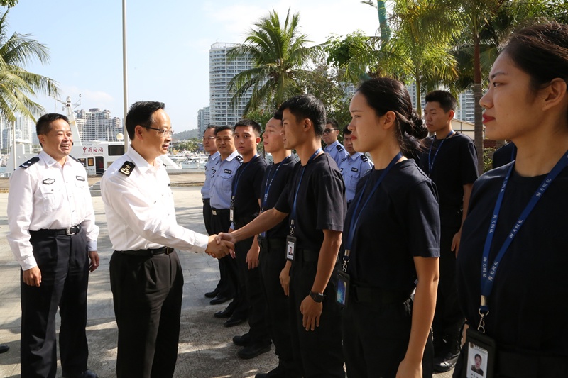 施宗伟关长慰问三亚海关缉私分局警员_副本