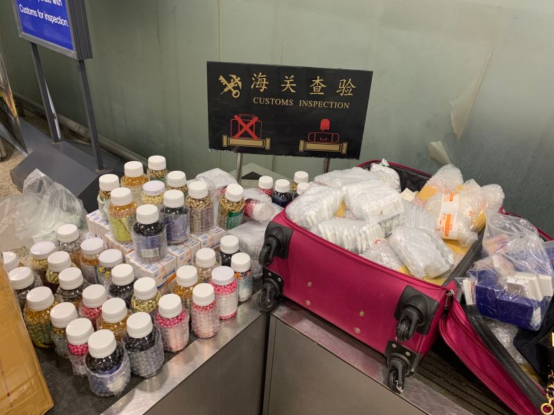 上海浦东机场海关查获水客有偿携带精神类药品入境